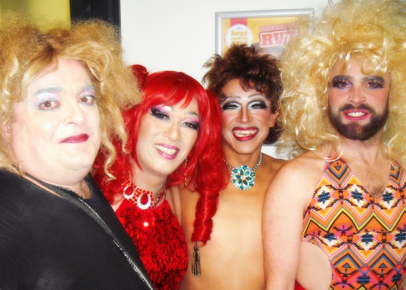 Plik:Z częścią ekipy The LipSinkers, w garderobie w częsciowym negliżu po show (od lewej Richardette, Kim Lee, Blanche Dubois, John Sizzle).JPG